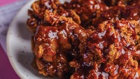 Aneka jajanan Korea bisa kamu temui di Holdak, termasuk fried chicken. Namanya yangnyeom chicken yang tersedia dalam pilihan saus honey sweet dakganjeong, spicy yangnyeom, dan mix. Harganya mulai dari Rp 95 ribuan untuk bone chicken isi 5. Foto: holdak_indo