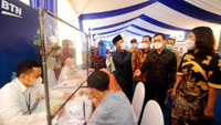Direktur Wholesale Risk and Asset Management Bank BTN Elisabeth Novie Riswanti bersama Direktur Risk Management and Transformation Bank BTN Setiyo Wibowo dan Bupati Lombok Barat Fauzan Khalid meninjau proses akad kredit massal BP2BT dalam rangka perayaan HUT KPR ke-45 di Perumahan Bellpark 2, Nusa Tenggara Barat, Senin (22/11/2021).