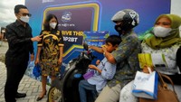Akad KPR massal yang dilakukan via drive thrue untuk memudahkan masyarakat sekaligus dalam rangka menjaga prokes guna menghindari penyebaran Covid-19. Bank BTN terus berupaya memberikan kemudahan bagi masyarakat berpenghasilan rendah (MBR) untuk memiliki rumah salah satunya lewat akad kredit massal KPR BTN lewat pola BP2BT di sejumlah daerah.