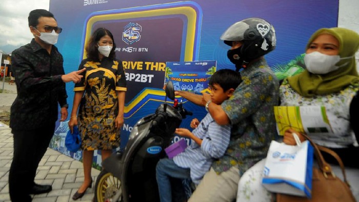 Akad Massal Drive Thru di Lombok Bukan cuma pesan makan yang drive thru, Akad kredit KPR di Lombok ini juga dilakukan lewat drive thru lho.