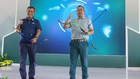 Wakil Direktur Utama PT Bank Tabungan Negara (Persero) Tbk. Nixon LP Napitulupu bersama Direktur Keuangan Angkatan Darat Tony Suherman (kanan) kompak memegang busur panah sebagai simbol peluncuran aplikasi e-Tabungan Perumahan Personel TNI AD (eTPPAD) di Jakarta.
