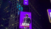 Sampai wajahnya mejeng di Times Square, New York. Foto: Instagram