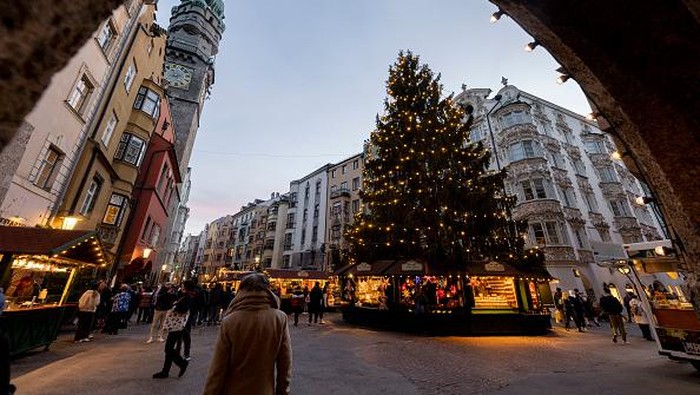 INNSBRUCK, AUSTRIA - NOVEMBER 15: People gather at the annual Christmas market during the first day of a nationwide lockdown for people not yet vaccinated against the novel coronavirus on November 15, 2021 in Innsbruck, Austria. Starting today unvaccinated people may only leave their homes for a worthy reason, including going to work, buying groceries, going to the doctor or getting a vaccine shot. Austria is struggling to bring down a Covid infection rate that has reached over 770 infections per 100,000 people over a seven-day period. (Photo by Jan Hetfleisch/Getty Images)