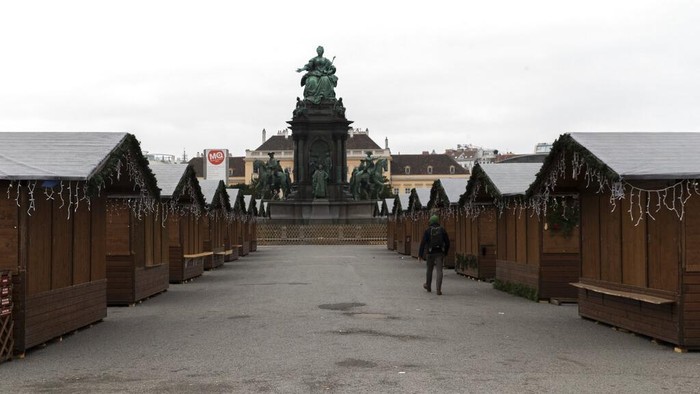 Penguncian nasional atau lockdown total di Wina, Austria, Senin, 22 November 2021. Karena tingginya peningkatan infeksi COVID-19, pada Senin pagi, penguncian nasional dimulai. (AP Photo/Lisa Leutner)
