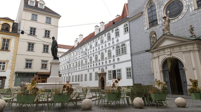 Penguncian nasional atau lockdown total di Wina, Austria, Senin, 22 November 2021. Karena tingginya peningkatan infeksi COVID-19, pada Senin pagi, penguncian nasional dimulai. (AP Photo/Lisa Leutner)