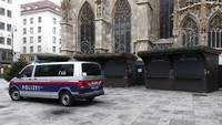Puluhan ribu orang juga melakukan unjuk rasa di ibu kota Austria, Wina, setelah pemerintah mengumumkan lockdown nasional baru yang berlaku mulai Senin (22/11). Pemerintah Austria mengumumkan aturan itu untuk menahan lonjakan infeksi COVID-19. Pemerintah setempat juga berencana untuk membuat vaksinasi menjadi wajib pada Februari 2022. Austria adalah negara Eropa pertama yang membuat vaksinasi sebagai persyaratan hukum. (AP/Lisa Leutner)
