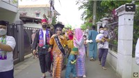 Ayu Ting Ting berada di barisan paling depan mendampingi adiknya. Foto: dok. Qiss You TV