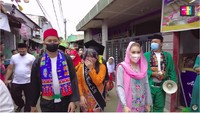 Adik Ayu Ting Ting saat ditemui di kediamannya di kawasan Depok, Jawa Barat, awalnya mengaku malu karena diarak keliling kampung. Foto: dok. Qiss You TV