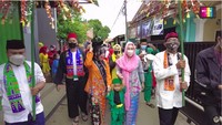 Syifa yang menggunakan kebaya Betawi berwarna oranye, juga memakai selempang bertuliskan Assyifa Nuraini S.M. Foto: dok. Qiss You TV