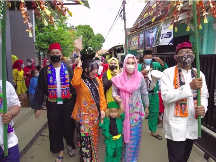 Arak-arakan adik Ayu Ting Ting yang jadi sarjana