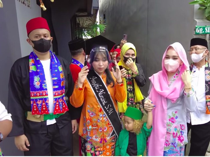 Ayu Ting Ting Arak-arakan adik Ayu Ting Ting yang jadi sarjana