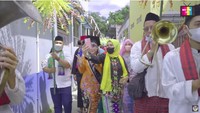 Umi Kalsum terlihat mengabadikan momen bersama putri bungsunya yang diarak keliling kampung merayakan sudah lulus dan jadi sarjana. Foto: dok. YouTube Qiss You TV