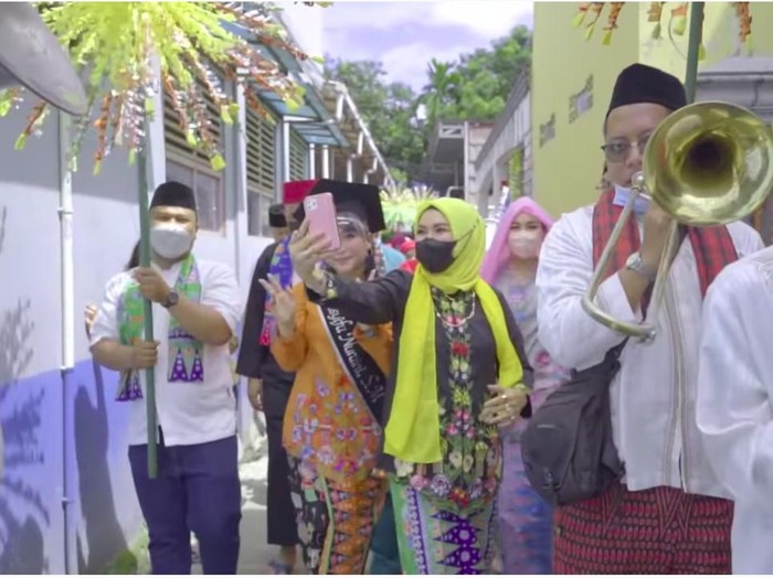 Ayu Ting Ting Arak-arakan adik Ayu Ting Ting yang jadi sarjana