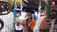 Perjuangan Syifa hingga bisa lulus kuliah memang berliku. Sampai akhirnya bisa lulus sarjana dan membuat Umi Kalsum serta Ayah Rojak dan keluarga bangga. Foto: dok. YouTube Qiss You TV