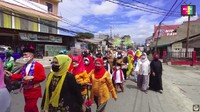 Lihat nih, rombongan yang mengiringi arak-arakan adik Ayu Ting Ting. Foto: dok. YouTube Qiss You TV