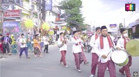 Tidak hanya melewati geng-geng di sekitar rumah Ayu Ting Ting, arak-arakan yang digelar pada Minggu (21/11) itu juga melewati jalan raya. Foto: dok. Qiss You TV