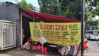 Salah satu tempat yang bisa disinggahi ketika sedang ngidam bakmi Jawa autentik adalah warung Mas Anto yang berlokasi di arteri Pondok Indah, Jakarta Selatan. Foto: detikFood/Devi S. Lestari