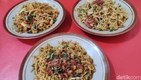 Kalau kata orang-orang, di sini bakminya wangi. Pas lagi dimasak sama pas sudah matang katanya wangi. Kita cara masaknya pakai arang, lanjut Fiki. Foto: detikFood/Devi S. Lestari