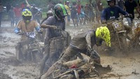 Peserta terjatuh dari motornya saat mengikuti lomba balap motor pengangkut gabah.