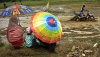 Sejumlah warga asyik menyaksikan lomba balap motor pengangkut gabah di persawahan Desa Sapaya , Kabupaten Gowa, Sulawesi Selatan.