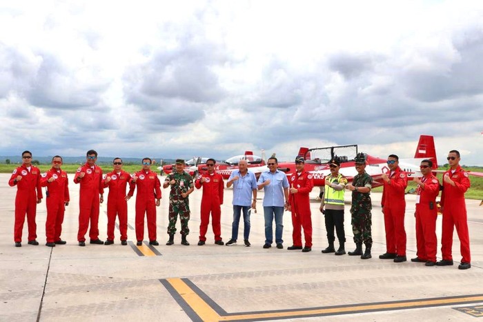 Tim Jupiter Aerobatic Team (JAT) TNI AU ikut memeriahkan penyelenggaraan World Superbike 2021 melalui atraksinya menghiasi langit Sirkuit Mandalika.