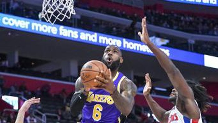 DETROIT, MICHIGAN - NOVEMBER 21: LeBron James #6 of the Los Angeles Lakers shoots the ball against Isaiah Stewart #28 of the Detroit Pistons during the first quarter of the game at Little Caesars Arena on November 21, 2021 in Detroit, Michigan. NOTE TO USER: User expressly acknowledges and agrees that, by downloading and or using this photograph, User is consenting to the terms and conditions of the Getty Images License Agreement.   Nic Antaya/Getty Images/AFP (Photo by Nic Antaya / GETTY IMAGES NORTH AMERICA / Getty Images via AFP)