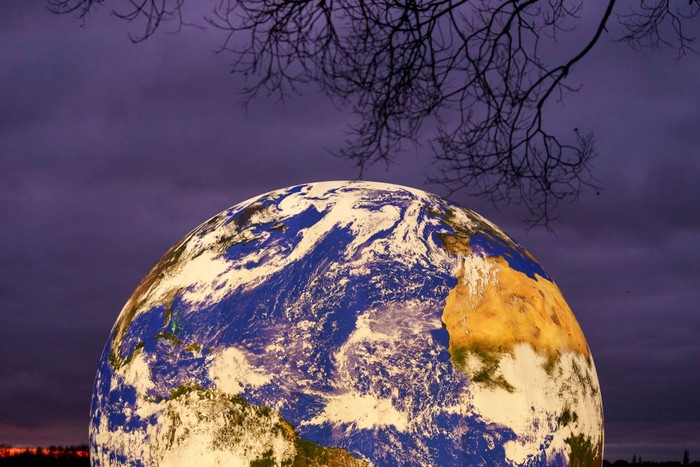 Bola Dunia Terapung di Danau, Tertarik Lihat? WIGAN, ENGLAND - NOVEMBER 18: People view artist Luke Jerram's new 'Floating Earth' Debuts In Wigan on November 18, 2021 in Wigan, England. The floating Earth will hover over Pennington Flash for 10 days from November 19, as part of a celebration of Wigan and Leigh's watercourses. It is the first time one of Jerram's globes has been floated on an open expanse of water.
(Photo by Christopher Furlong/Getty Images)