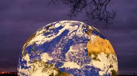 Karya seni instalasi berjudul Floating Earth diciptakan oleh seniman Luke Jerram di pertengahan bulan ini.  Foto: Getty Images/Christopher Furlong