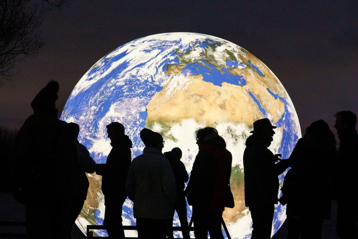 Bola Dunia Terapung di Danau, Tertarik Lihat? WIGAN, ENGLAND - NOVEMBER 18: People view artist Luke Jerram's new 'Floating Earth' Debuts In Wigan on November 18, 2021 in Wigan, England. The floating Earth will hover over Pennington Flash for 10 days from November 19, as part of a celebration of Wigan and Leigh's watercourses. It is the first time one of Jerram's globes has been floated on an open expanse of water.
(Photo by Christopher Furlong/Getty Images)