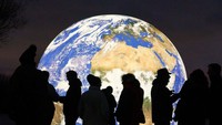 Penampakan masyarakat Inggris yang antusias untuk melihat karya seni Floating Earth dan selfie di depan karya tersebut.  Foto: Getty Images/Christopher Furlong