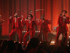 Silk Sonic Buka AMA 2021, Bruno Mars dan Anderson .Paak Berdansa dengan Jas Merah