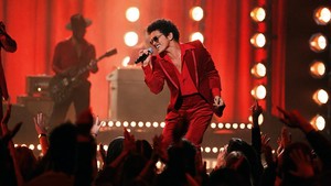 Tahu nama asli Bruno Mars? Ia adalah Peter Gene Hernandez. Suatu hari, ayahnya memanggilnya Bruno dan sejak itu namanya berubah jadi Bruno Mars. Foto: dok. AMA 2021