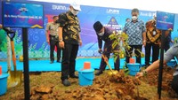 Gubernur Sumatera Selatan Herman Deru didampingi Direktur Consumer and Commercial Lending Bank BTN Hirwandi Gafar dan Dirjen Pembiayaan Infrastruktur Kementerian PUPR Herry Trisaputra Zuna melakukan penanaman pohon di perumahan Dream Land II pada acara Akad Kredit Massal KPR BP2BT di Banyuasin, Palembang, Sumatera Selatan.