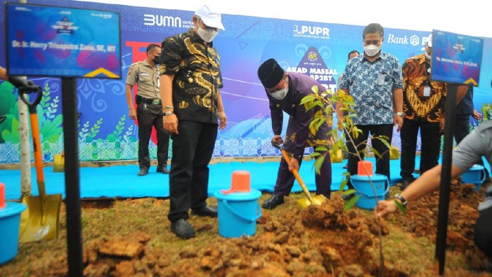 BTN Dorong Rumah Ramah Lingkungan Gubernur Sumatera Selatan Herman Deru didampingi Direktur Consumer and Commercial Lending Bank BTN Hirwandi Gafar dan Dirjen Pembiayaan Infrastruktur Kementerian PUPR Herry Trisaputra Zuna melakukan penanaman pohon di perumahan Dream Land II pada acara Akad Kredit Massal KPR BP2BT di Banyuasin, Palembang, Sumatera Selatan, Sabtu (20/11/2021). Dalam acara Akad Kredit Massal tersebut Bank BTN melakukan penanaman 45.000 pohon yang menjadi rangkaian HUT KPR Ke45 yang dilakukan secara serentak di seluruh Indonesia. Kegiatan penanamn pohon ini merupakan dukungan perseroan terhadap pembiayaan perumahan yang dibiayai BTN yang ramah lingkungan sekaligus mendorong pembangunan ekonomi berkelanjutan.