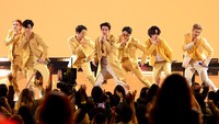 Penampilan BTS membawakan Butter jadi penutup panggung American Music Awards 2021. (Foto: Getty Images for MRC/Kevin Winter) 
