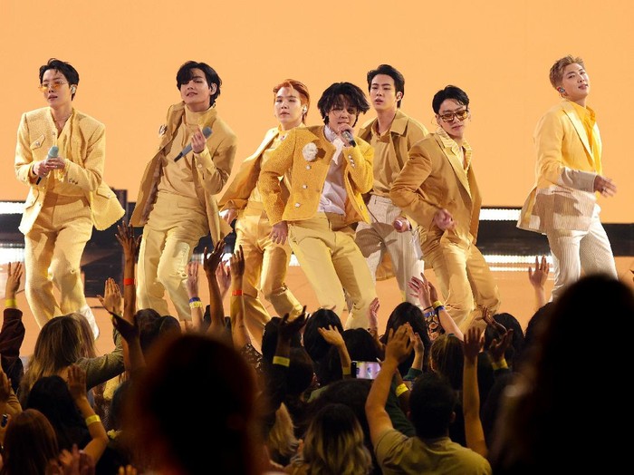 LOS ANGELES, CALIFORNIA - NOVEMBER 21: (L-R) Jimin, J-Hope, Jin, Jungkook, RM, Suga, and V of BTS perform onstage during the 2021 American Music Awards at Microsoft Theater on November 21, 2021 in Los Angeles, California. (Photo by Kevin Winter/Getty Images for MRC)