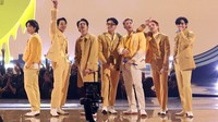 Sesuai tema Butter, BTS menghadirkan konsep warna kuning dalam busananya. (Foto: Getty Images for MRC/Kevin Winter) 