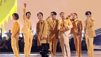 BTS juga membawa pulang dua piala lainnya termasuk Artist of The Year di MAMA 2021. (Foto: Getty Images for MRC/Kevin Winter) 