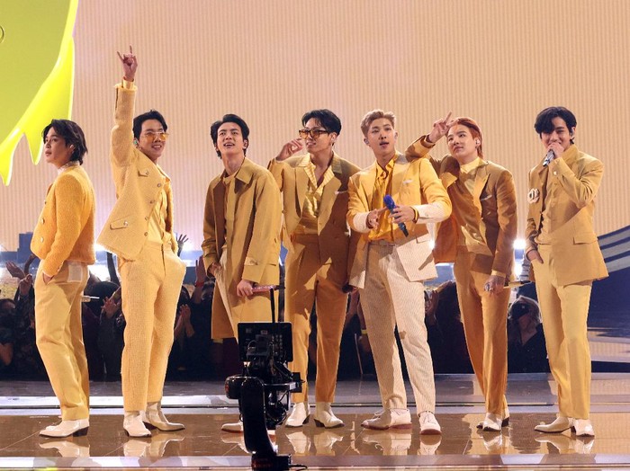 LOS ANGELES, CALIFORNIA - NOVEMBER 21: (L-R) Jimin, J-Hope, Jin, Jungkook, RM, Suga, and V of BTS perform onstage during the 2021 American Music Awards at Microsoft Theater on November 21, 2021 in Los Angeles, California. (Photo by Kevin Winter/Getty Images for MRC)