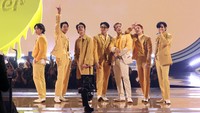 BTS tampil membawakan Butter sebagai lagu kedua setelah penampilan bareng Coldplay. (Foto: Getty Images for MRC/Kevin Winter) 