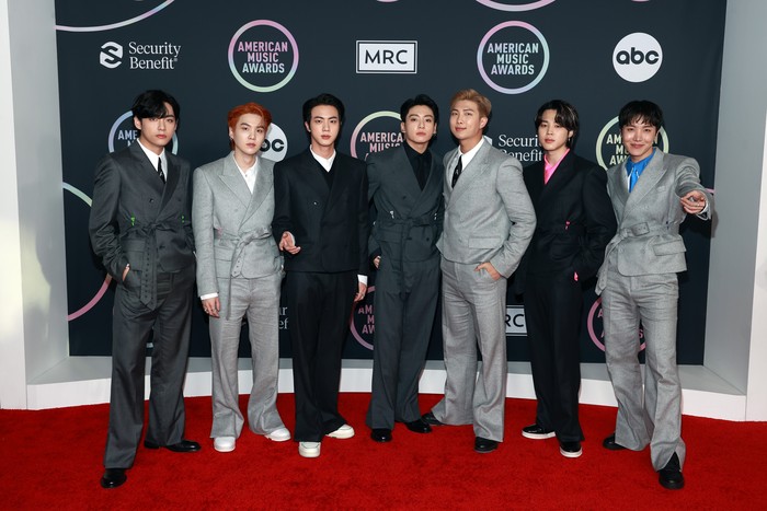 BTS menghadiri American Music Awards (AMA) 2021 di Microsoft Theater, Los Angeles, California, pada Minggu (21/11/2021) waktu setempat.