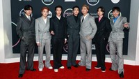 BTS tampil rapi dengan busana bernuansa hitam dan abu-abu. (Foto: Getty Images for MRC/Matt Winkelmeyer)  