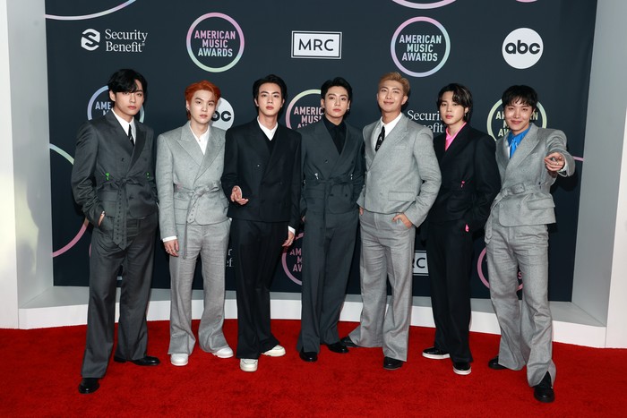 BTS BTS menghadiri American Music Awards (AMA) 2021 di Microsoft Theater, Los Angeles, California, pada Minggu (21/11/2021) waktu setempat.