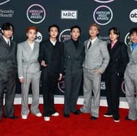 Mulai dari V, Suga, Jin, Jungkook, RM, Jimin, dan J-Hope BTS memakai setelan Louis Vuitton dari koleksi Spring 2022 Menswear. Grup KPop yang telah mendunia itu diumumkan sebagai global ambassador Louis Vuitton pada Jumat (23/4/2021). Foto: Getty Images for MRC/Matt Winkelmeyer