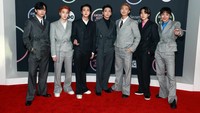 Sebelumnya di karpet merah, BTS tampil necis dengan jas. (Foto: Getty Images for MRC/Matt Winkelmeyer)  