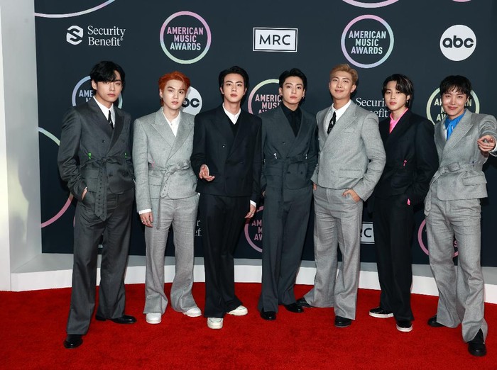 BTS menghadiri American Music Awards (AMA) 2021 di Microsoft Theater, Los Angeles, California, pada Minggu (21/11/2021) waktu setempat.