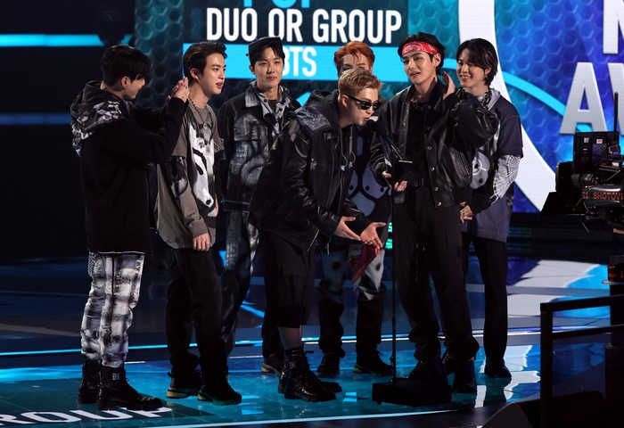 BTS menerima piala American Music Awards (AMA) 2021 kategori Favorite Pop Duo or Group di Microsoft Theater, Los Angeles, California, pada Minggu (21/11/2021) waktu setempat.