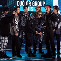 BTS berhasil membawa pulang penghargaan ‘Favorite Pop Duo or Group’ di AMAs 2021. Sudah tiga tahun berturut-turut, BTS memenangkan penghargaan yang sama. Sebelumnya pada AMAs 2018, BTS memenangkan piala ’Favorite Social Artist’. Foto: Getty Images for MRC/Kevin Winter