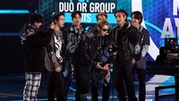BTS saat menerima piala Favorite Pop Duo or Group di AMA 2021. (Foto: Getty Images for MRC/Kevin Winter)