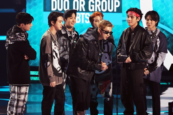 BTS menerima piala American Music Awards (AMA) 2021 kategori Favorite Pop Duo or Group di Microsoft Theater, Los Angeles, California, pada Minggu (21/11/2021) waktu setempat.